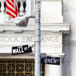 Wall Street: Τι κρύβεται πίσω από την πτώση σε πετρέλαιο & Walmart;