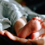 Μητρότητα στα 62: Η Μέιμπελ βρήκε το νόημα της ζωής;
