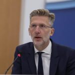 Στέφανος Μάνος: Η «διακριτή τροχιά» που άφησε πίσω του