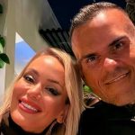 Το «Θηρίο» στη Μύκονο: Σπάνια οικογενειακή στιγμή με σύζυγο και κόρη